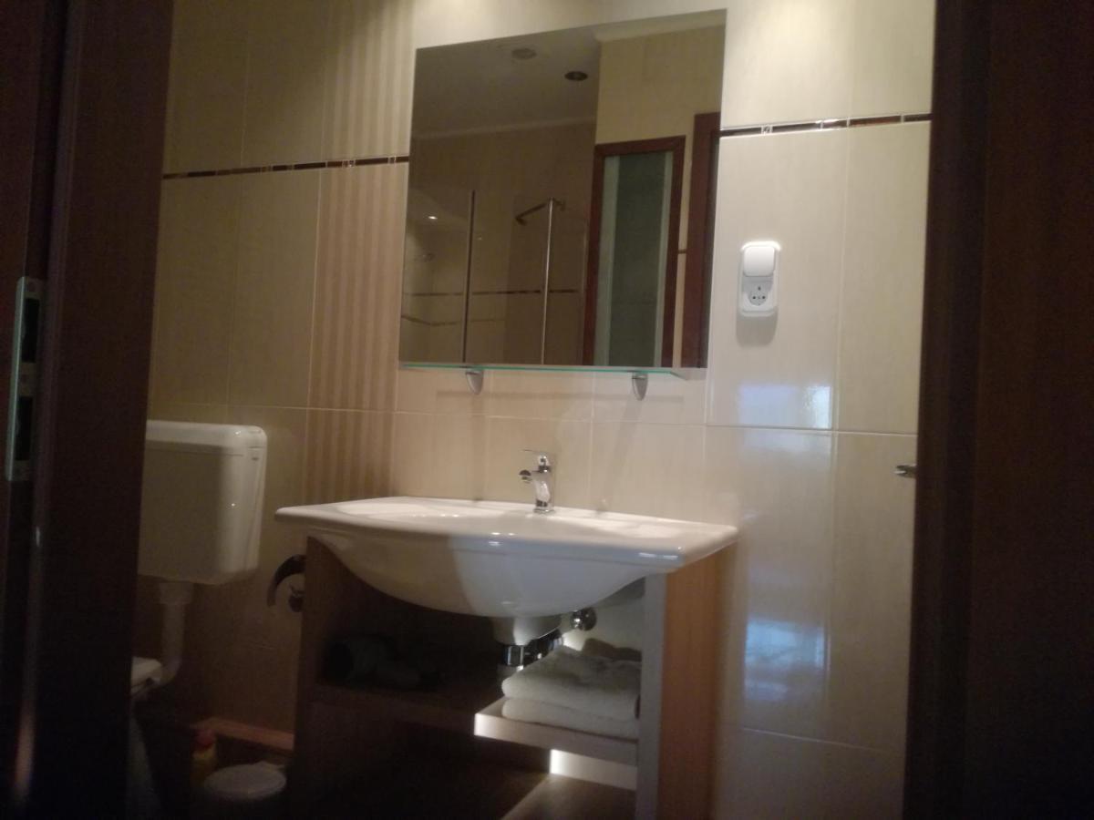 Besenyei Apartman Sárvár المظهر الخارجي الصورة